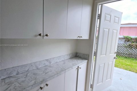 House in Hallandale Beach, Florida 1 bedroom, 128.76 sq.m. № 1861011 - photo 8