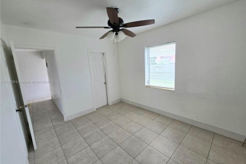 House in Hallandale Beach, Florida 1 bedroom, 128.76 sq.m. № 1861011 - photo 15
