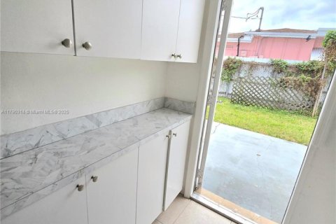 House in Hallandale Beach, Florida 1 bedroom, 128.76 sq.m. № 1861011 - photo 6