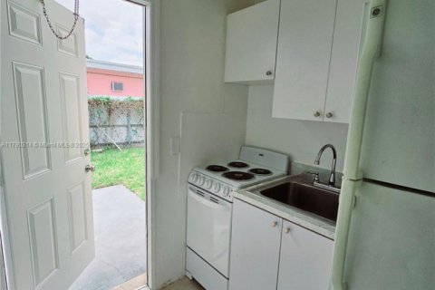 House in Hallandale Beach, Florida 1 bedroom, 128.76 sq.m. № 1861011 - photo 10