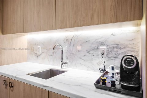 Купить кондоминиум в Майами, Флорида 58.62м2, № 2054478 - фото 11