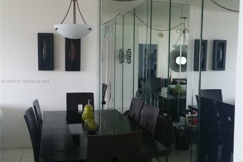 Condominio en venta en Aventura, Florida, 1 dormitorio, 70.14 m2 № 1986876 - foto 2