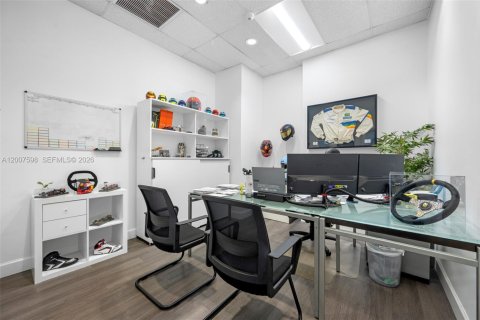 Propiedad comercial en venta en Doral, Florida № 2158393 - foto 10