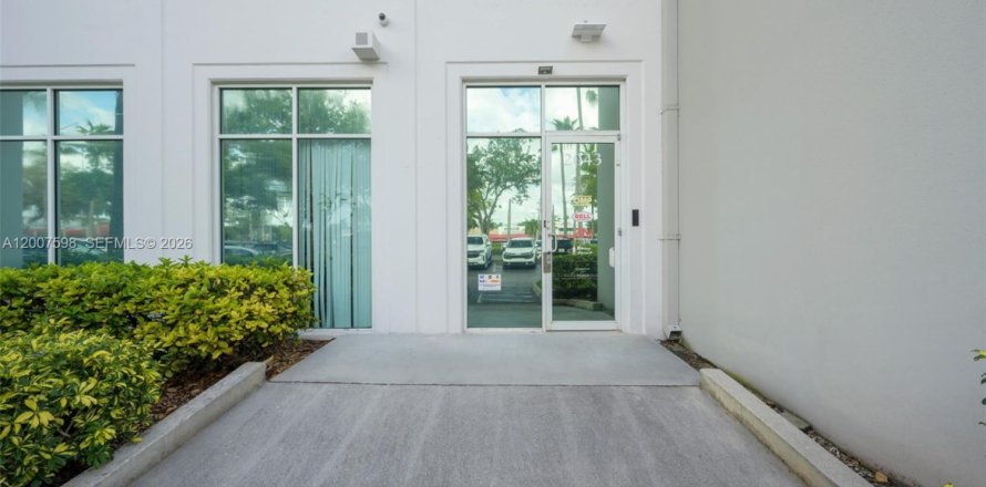 Propiedad comercial en Doral, Florida № 2158393