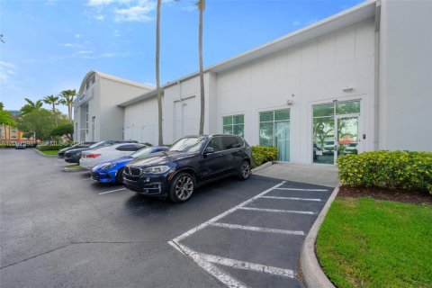 Propiedad comercial en venta en Doral, Florida № 2158393 - foto 2