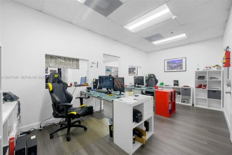 Propiedad comercial en venta en Doral, Florida № 2158393 - foto 18