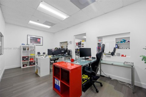 Propiedad comercial en venta en Doral, Florida № 2158393 - foto 19