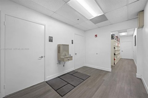 Propiedad comercial en venta en Doral, Florida № 2158393 - foto 14