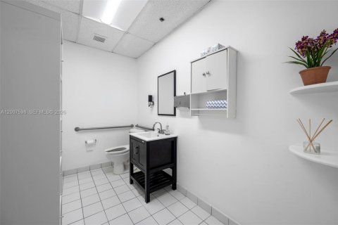 Propiedad comercial en venta en Doral, Florida № 2158393 - foto 12