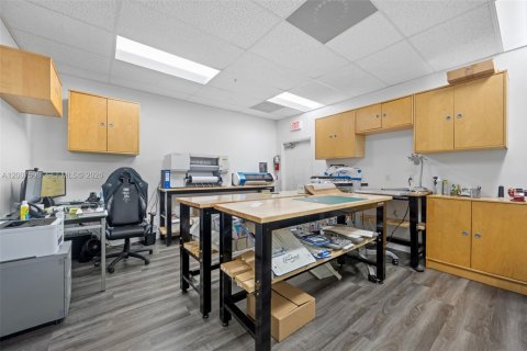 Propiedad comercial en venta en Doral, Florida № 2158393 - foto 21