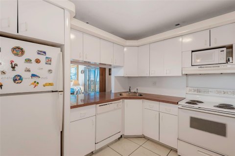Condo in North Miami, Florida, 1 bedroom  № 1922464 - photo 9