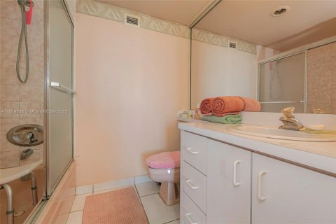 Condo in North Miami, Florida, 1 bedroom  № 1922464 - photo 13