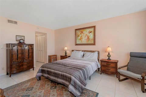 Condo in North Miami, Florida, 1 bedroom  № 1922464 - photo 11