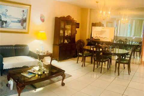 Condo in North Miami, Florida, 1 bedroom  № 1922464 - photo 6