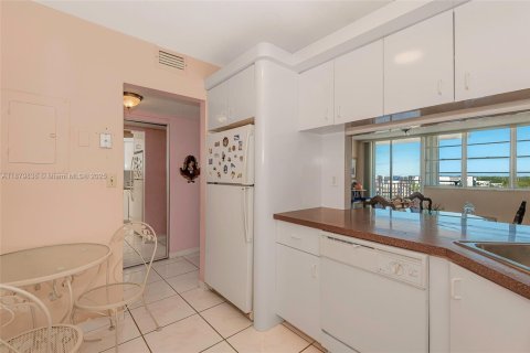 Condo in North Miami, Florida, 1 bedroom  № 1922464 - photo 10