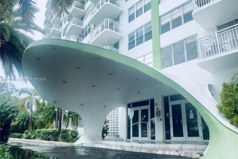 Condo in North Miami, Florida, 1 bedroom  № 1922464 - photo 2