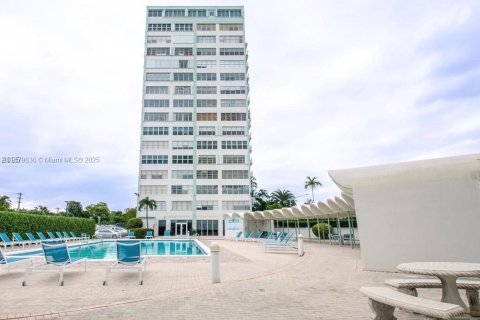 Condo in North Miami, Florida, 1 bedroom  № 1922464 - photo 1