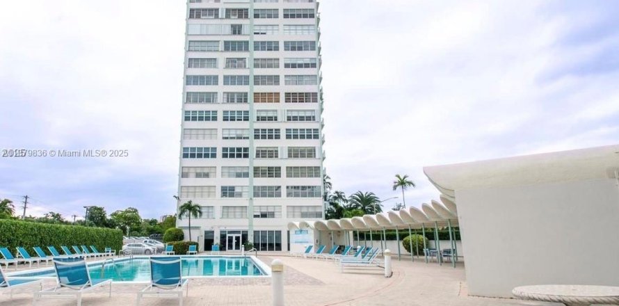Condo in North Miami, Florida, 1 bedroom  № 1922464