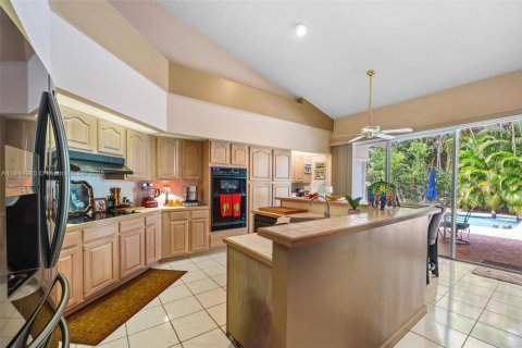 House in Coral Springs, Florida 4 bedrooms, 257.62 sq.m. № 1842430 - photo 5
