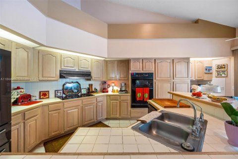 House in Coral Springs, Florida 4 bedrooms, 257.62 sq.m. № 1842430 - photo 4