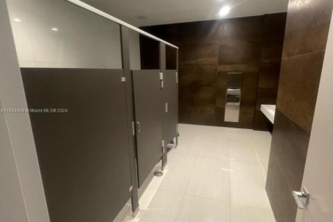 Commercial property in Hallandale Beach, Florida № 1959823 - photo 11