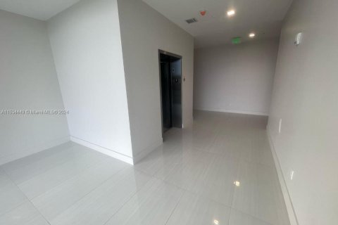 Commercial property in Hallandale Beach, Florida № 1959823 - photo 13