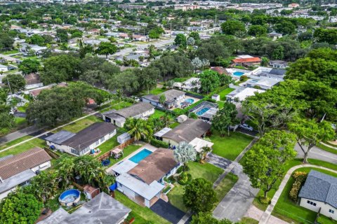 House in Hollywood, Florida 3 bedrooms, 137.5 sq.m. № 2174180 - photo 2
