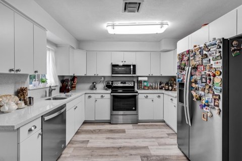 House in Hollywood, Florida 3 bedrooms, 137.5 sq.m. № 2174180 - photo 11