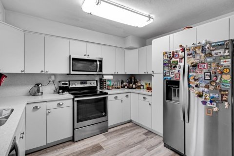 House in Hollywood, Florida 3 bedrooms, 137.5 sq.m. № 2174180 - photo 12