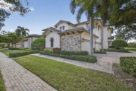 Condo in West Palm Beach, Florida, 3 bedrooms  № 2158628 - photo 2
