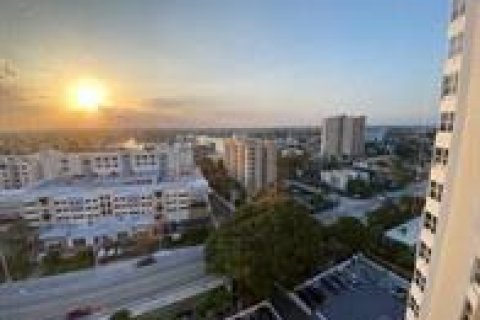 Condo in Pompano Beach, Florida, 2 bedrooms № 2146325 - photo 2