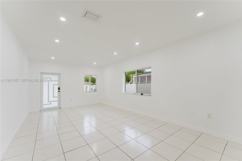 Villa ou maison à vendre à Miami, Floride: 4 chambres, 154.68 m2 № 2006534 - photo 11