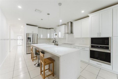 Villa ou maison à vendre à Miami, Floride: 4 chambres, 154.68 m2 № 2006534 - photo 16