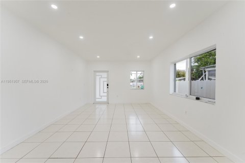 Villa ou maison à vendre à Miami, Floride: 4 chambres, 154.68 m2 № 2006534 - photo 12