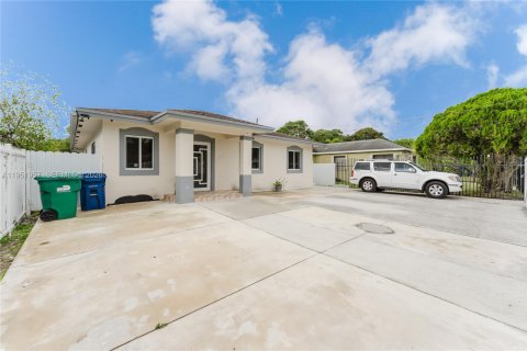 Villa ou maison à vendre à Miami, Floride: 4 chambres, 154.68 m2 № 2006534 - photo 2