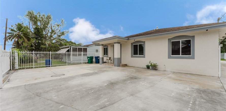 Villa ou maison à Miami, Floride 4 chambres, 154.68 m2 № 2006534