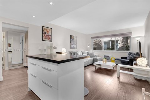 Condominio en venta en Miami Beach, Florida, 1 dormitorio, 55.74 m2 № 2186437 - foto 3
