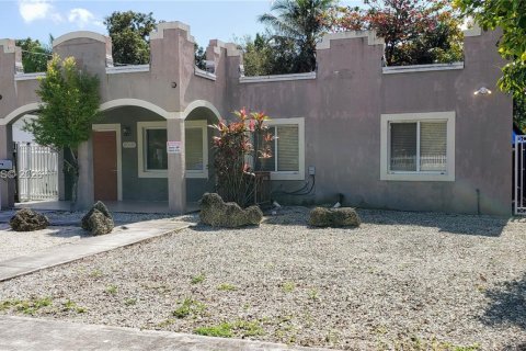 House in Miami, Florida 3 bedrooms, 215.53 sq.m. № 2184186