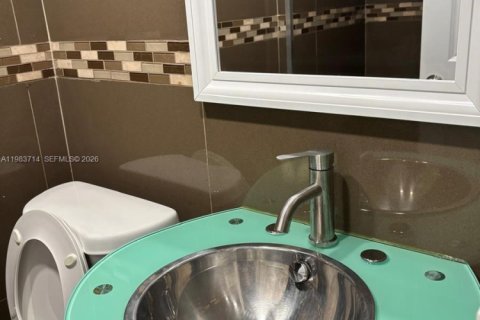 Condo in Hialeah, Florida, 2 bedrooms  № 2049431 - photo 5