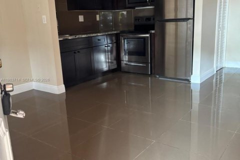 Condo in Hialeah, Florida, 2 bedrooms  № 2049431 - photo 8