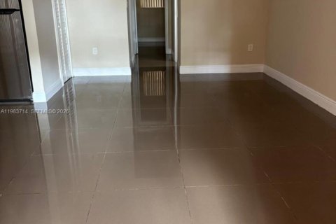 Condo in Hialeah, Florida, 2 bedrooms  № 2049431 - photo 9