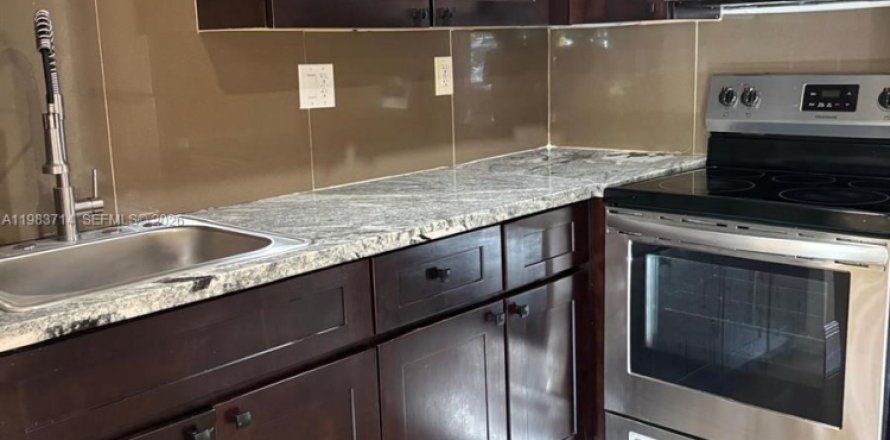 Condo in Hialeah, Florida, 2 bedrooms  № 2049431