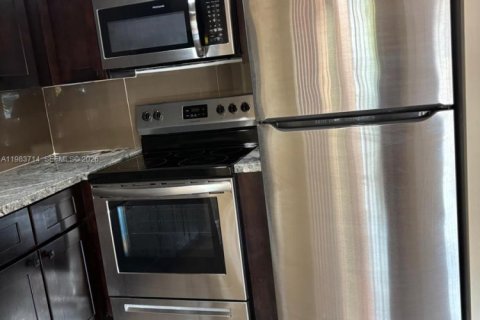 Condo in Hialeah, Florida, 2 bedrooms  № 2049431 - photo 2