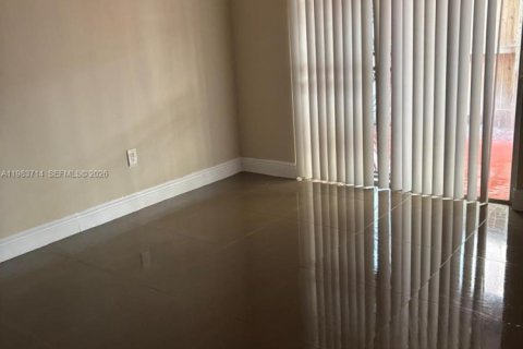 Condo in Hialeah, Florida, 2 bedrooms  № 2049431 - photo 4