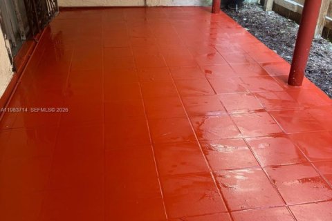 Condo in Hialeah, Florida, 2 bedrooms  № 2049431 - photo 10