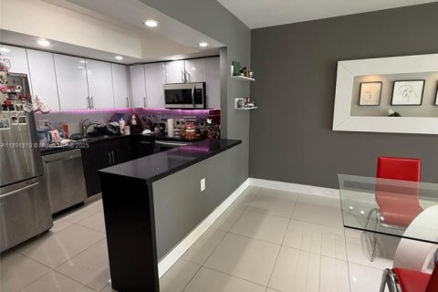 Condo in Sunny Isles Beach, Florida, 2 bedrooms  № 1944137 - photo 8