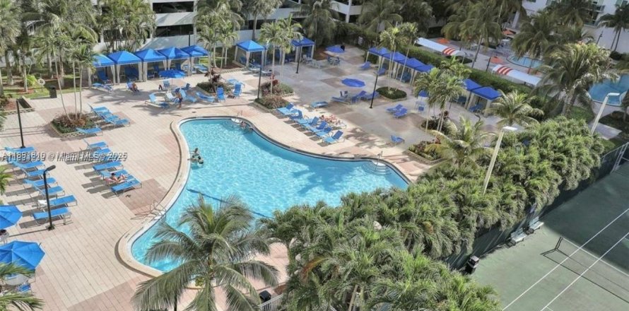 Condo in Sunny Isles Beach, Florida, 2 bedrooms  № 1944137