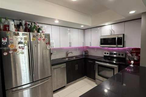 Condo in Sunny Isles Beach, Florida, 2 bedrooms  № 1944137 - photo 9
