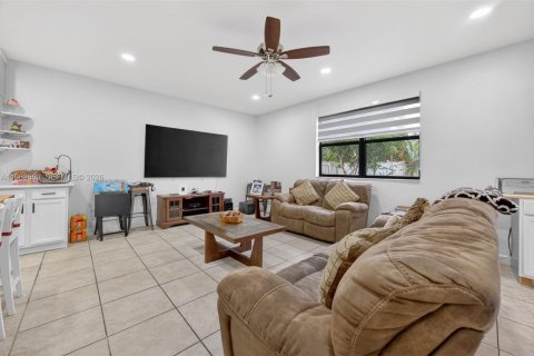 House in Homestead, Florida 4 bedrooms, 280.75 sq.m. № 2080954 - photo 12