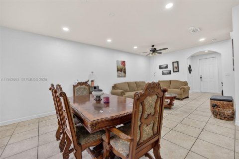 House in Homestead, Florida 4 bedrooms, 280.75 sq.m. № 2080954 - photo 8
